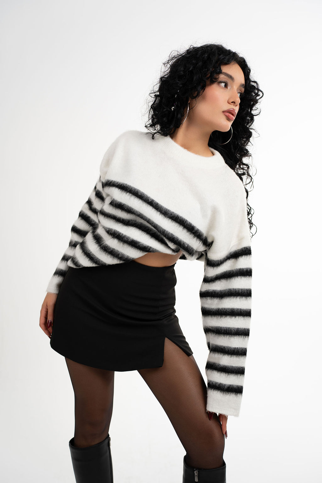 Siyah Çizgili Bisiklet Yaka Beyaz Kazak