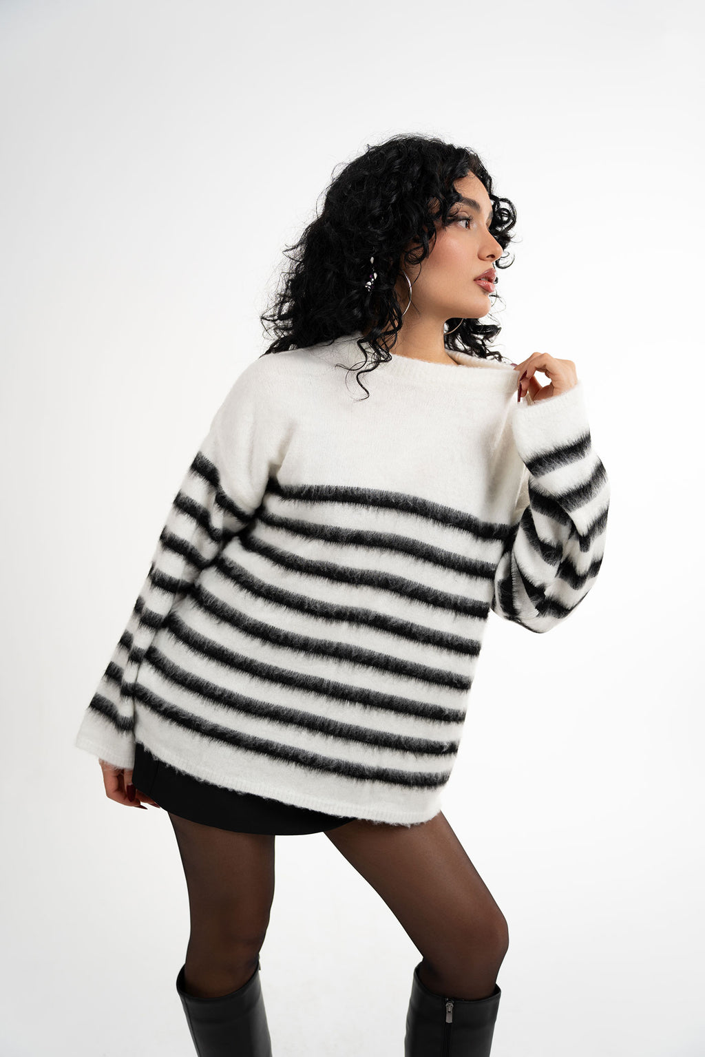 Siyah Çizgili Bisiklet Yaka Beyaz Kazak