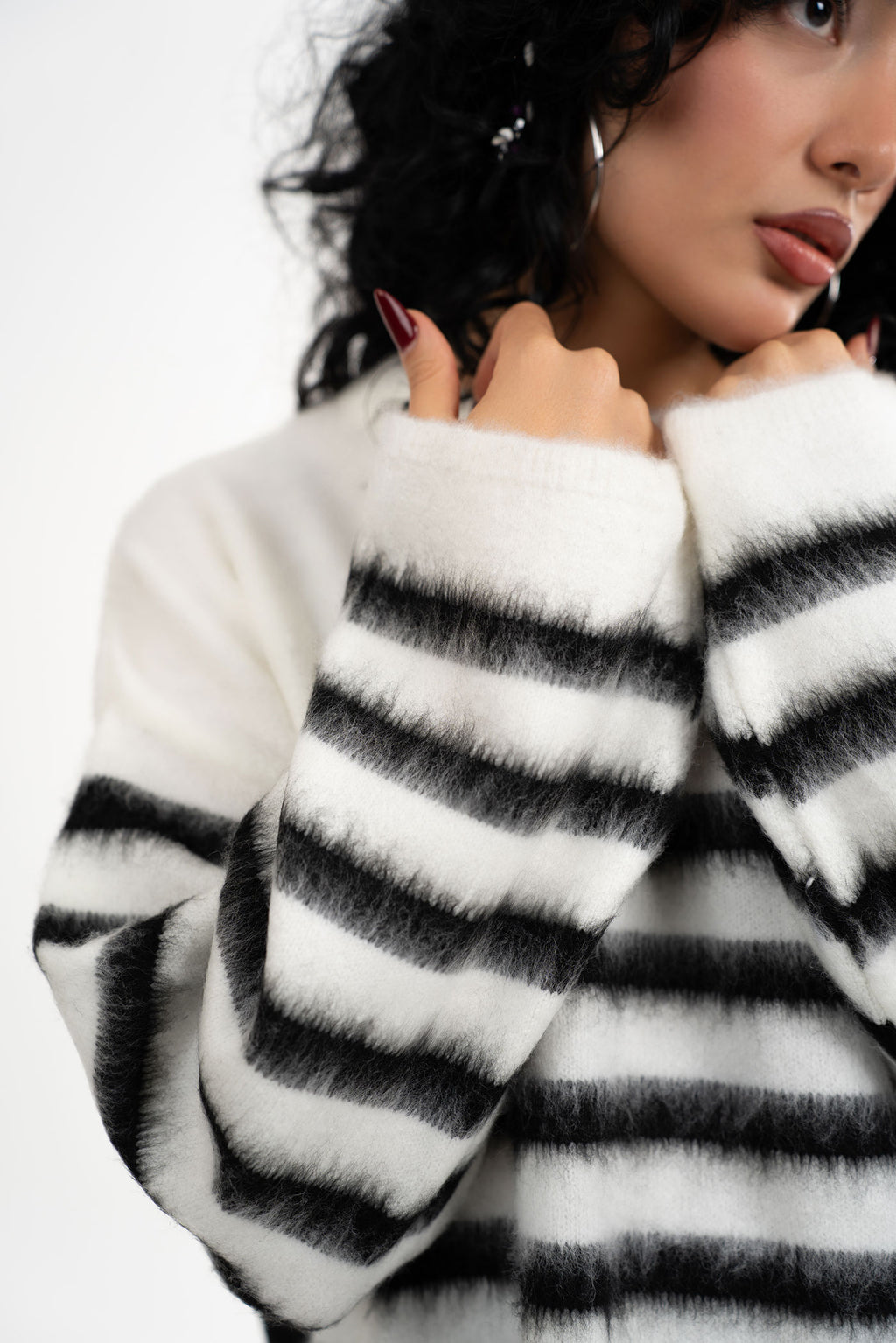 Siyah Çizgili Bisiklet Yaka Beyaz Kazak