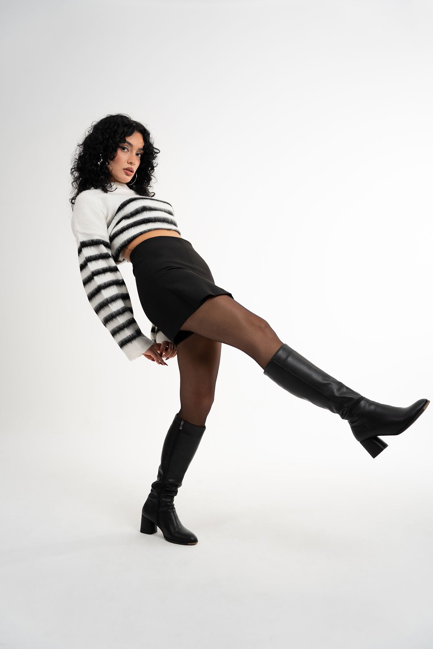 Yırtmaç Detaylı Siyah Şort Etek