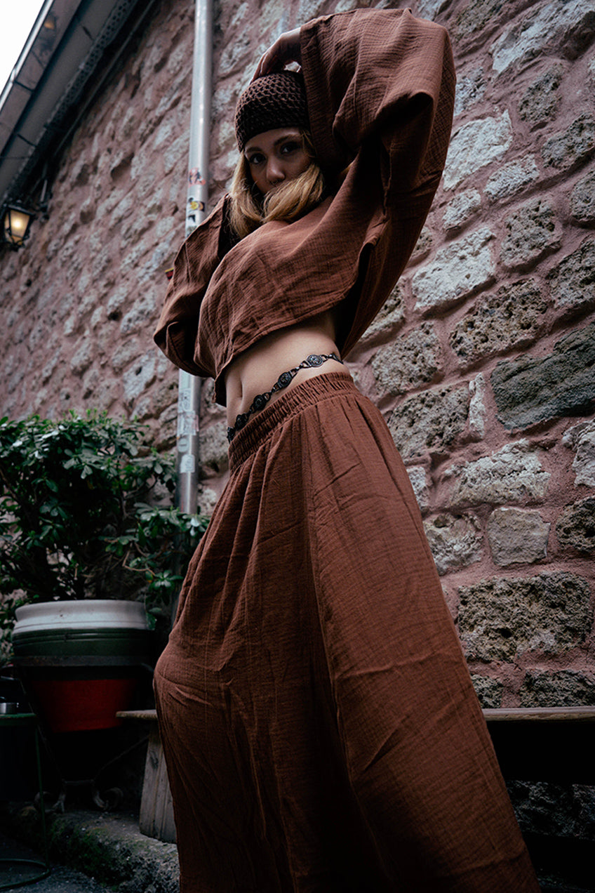 Dökümlü & Yırtmaç Detaylı Müslin Kahverengi Bluz Etek Takım